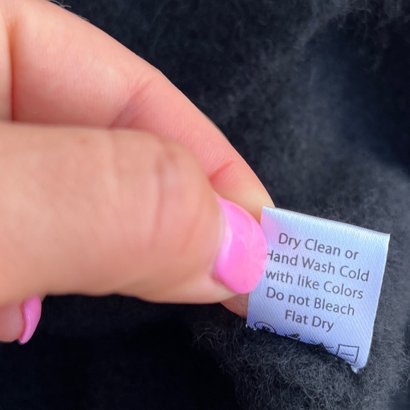 Subtle Luxury 100% Cashmere Black Sleeveless Top Size Small/Medium - Picture 8 of 9